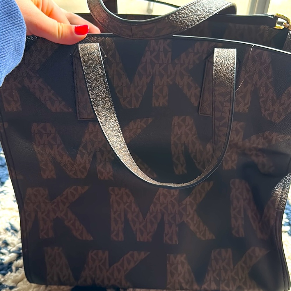 Large Michael Kors MK tote with strap. - Picture 3 of 5